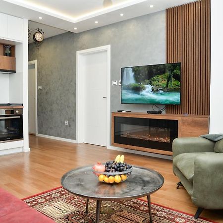 Mirror Apartment With Private Parking Novi Sad Exterior photo