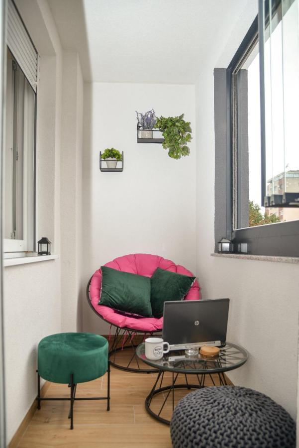 Mirror Apartment With Private Parking Novi Sad Exterior photo