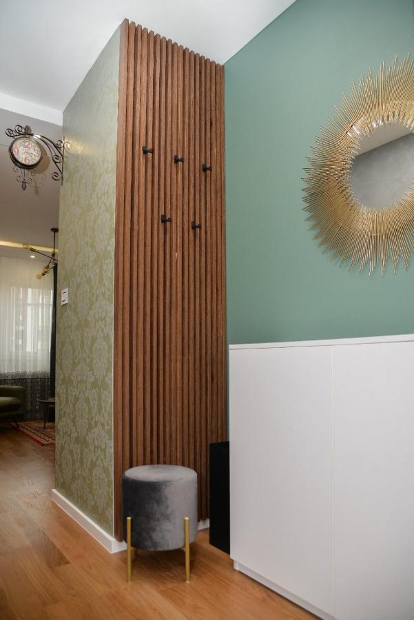 Mirror Apartment With Private Parking Novi Sad Exterior photo