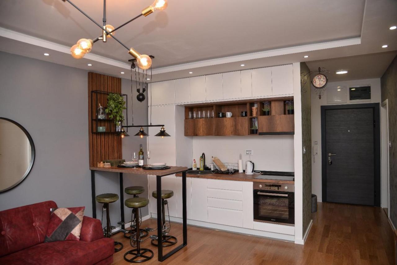 Mirror Apartment With Private Parking Novi Sad Exterior photo
