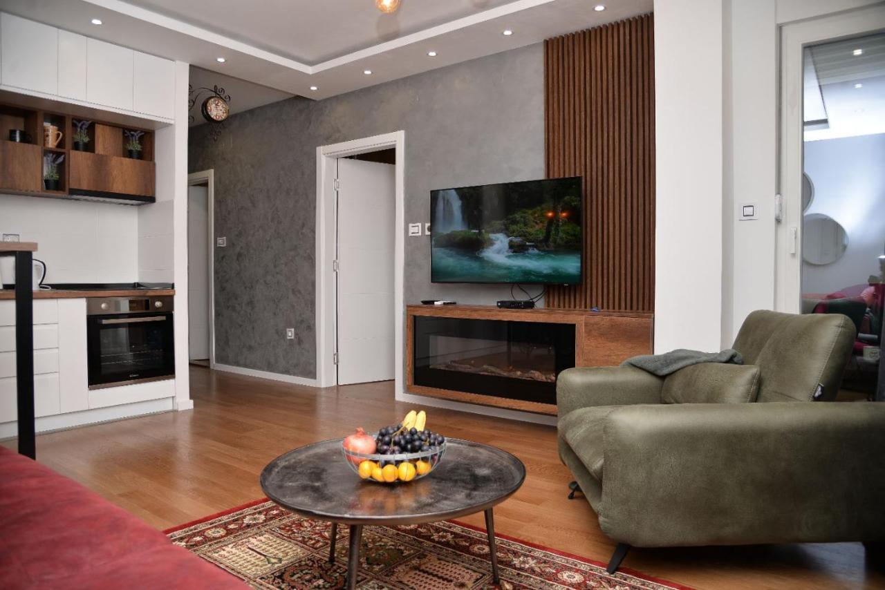 Mirror Apartment With Private Parking Novi Sad Exterior photo
