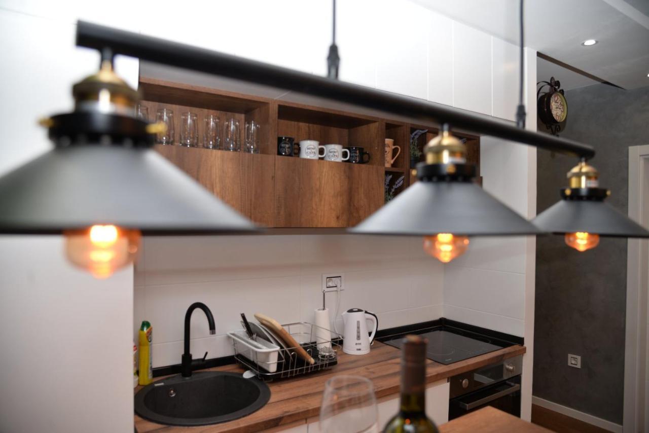 Mirror Apartment With Private Parking Novi Sad Exterior photo