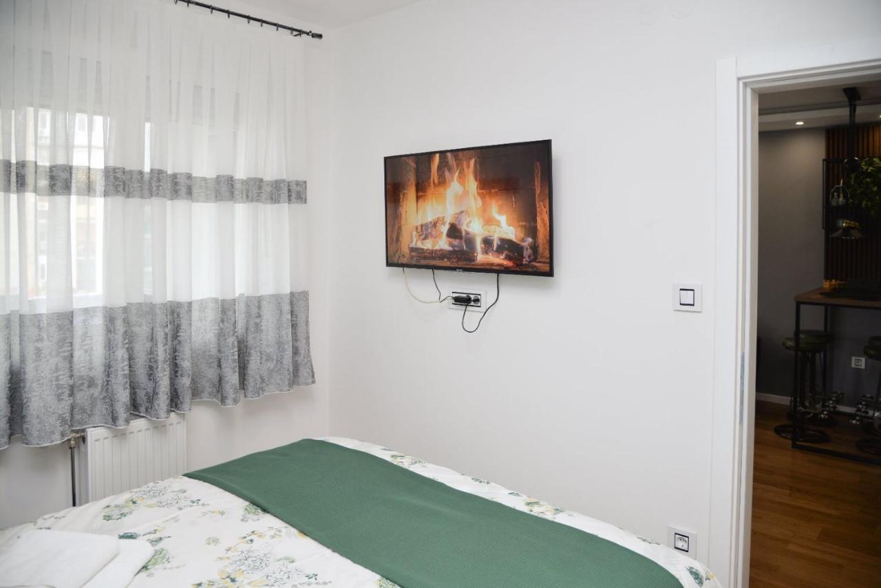 Mirror Apartment With Private Parking Novi Sad Exterior photo